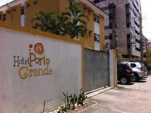 una puerta a un hotel patata grande en un estacionamiento en Hotel Porto Grande, en Maceió