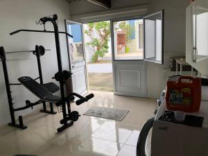 une salle de sport avec un vélo d'appartement dans l'établissement Villa Populo, à Ponta Delgada