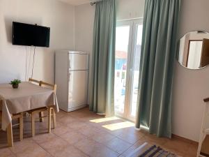 Televízia a/alebo spoločenská miestnosť v ubytovaní Melita Apartements