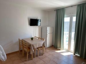 Televízia a/alebo spoločenská miestnosť v ubytovaní Melita Apartements