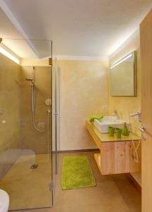 Koupelna v ubytování Hotel zum See + 37 fotografií