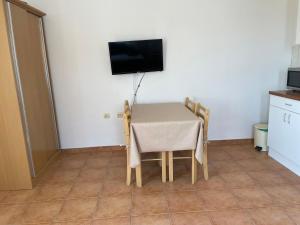 Televízia a/alebo spoločenská miestnosť v ubytovaní Melita Apartements