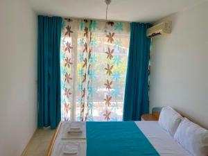 En eller flere senge i et værelse på Amrita apartments Nessebar