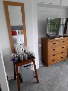 una camera con letto e tavolo con specchio di Bosloe a Helston