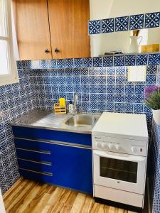 a small kitchen with a sink and a stove at Cloud 9 , Apartment mit Garage und Garten in Nähe der Uniklinik, Bosch, Ina Schaeffler in Homburg +23 photos