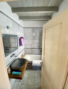 La salle de bains est pourvue d'un lavabo et d'une baignoire. dans l'établissement Stonehouse villas with breathtaking view, à Siteía