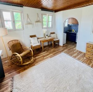 a living room with a table and a chair at Cloud 9 , Apartment mit Garage und Garten in Nähe der Uniklinik, Bosch, Ina Schaeffler in Homburg