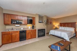 um quarto de hotel com uma cama e uma cozinha em A118 Studio Standard View em Oakland