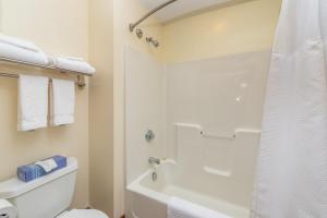 ein weißes Bad mit einer Dusche und einem WC in der Unterkunft A118 Studio Standard View in Oakland