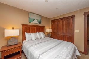 1 dormitorio con 1 cama grande y armario de madera en A208 One Bedroom Standard View, en Oakland