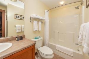 uma casa de banho com um WC, um lavatório e um chuveiro em A208 One Bedroom Standard View em Oakland