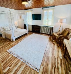 ein Schlafzimmer mit einem Bett, einem Stuhl und einem Teppich in der Unterkunft Cloud 9 , Apartment mit Garage und Garten in Nähe der Uniklinik, Bosch, Ina Schaeffler in Homburg
