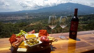 un piatto di cibo e due bicchieri di vino su un tavolo di Cabañas El Parador a Boquete
