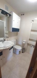 a bathroom with a toilet and a sink at Preciosa vivienda vacacional, bien situada. 