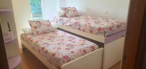 three bunk beds in a room with a window at Preciosa vivienda vacacional, bien situada. 