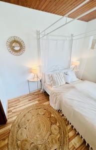 ein Schlafzimmer mit einem großen Bett und einem Teppich in der Unterkunft Cloud 9 , Apartment mit Garage und Garten in Nähe der Uniklinik, Bosch, Ina Schaeffler in Homburg