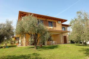 a large house with a yard in front of it at B&B Agli Ulivi in Manerba del Garda