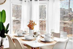 Φωτογραφία από το άλμπουμ του Modern & Cozy Home - 5 mins to DT Lawrenceville! σε Lawrenceville