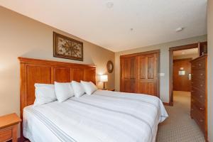 Een bed of bedden in een kamer bij B105 One Bedroom Lake View