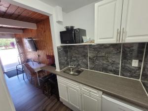 Kuchyň nebo kuchyňský kout v ubytování Pines Motel