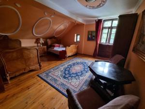 a living room with a couch and a table at Pałac Sapetów in Tuczno