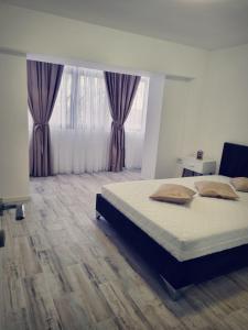 Luxurious apartment with 3 rooms and 2 bathrooms in Corabia tesisinde bir odada yatak veya yataklar