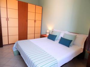 Un dormitorio con una gran cama blanca con almohadas azules. en Lovely Apartment in Pula, en Pula