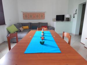 una mesa con un paño de mesa azul en la sala de estar en Lovely Apartment in Pula, en Pula 12 fotos más