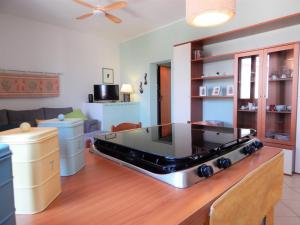 sala de estar con cocina con fogones en Lovely Apartment in Pula, en Pula