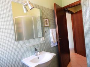 un baño con lavabo y espejo en Lovely Apartment in Pula, en Pula