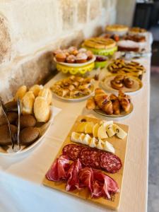 einen Tisch mit verschiedenen Brotsorten und Gebäck in der Unterkunft Masseria Casina Bellanova in Porto Cesareo