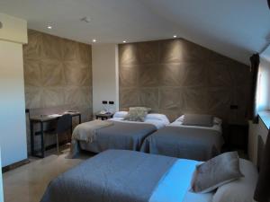 Un pat sau paturi într-o cameră la Hotel Ciudad de Fuenlabrada