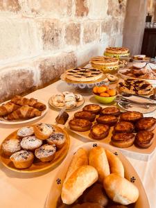 uma mesa cheia de diferentes tipos de pastelarias e tartes em Masseria Casina Bellanova em Porto Cesareo