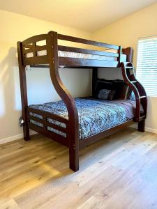 a bedroom with two bunk beds in a room at Yosemite Escapes - Pine Mountain Lake in Groveland