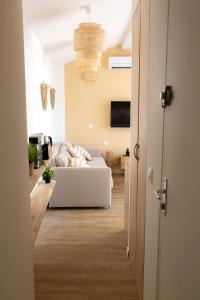 een woonkamer met een bed en een televisie bij La Terrasse du Palais in Avignon