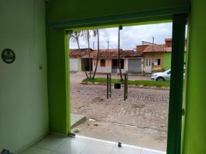 a green door with a view of a courtyard at Pousada Nossa Senhora Aparecida in Mucugê