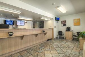 Vstupní hala nebo recepce v ubytování Motel 6-Palm Springs, CA - Downtown + 37 fotografií