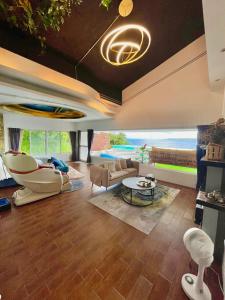 een woonkamer met een bank en een tafel bij Sky Villa - 南灣薇拉海景莊園 包棟Villa in Nanwan