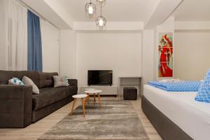 een woonkamer met een bed en een bank bij Villa Torres in Ohrid