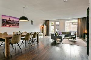 een woonkamer met een tafel en een eetkamer bij Residence Sanne in Breda