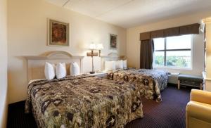Tempat tidur dalam kamar di Allure Suites of Fort Myers