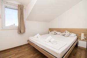 Postel nebo postele na pokoji v ubytování Apartments Luka i Toni