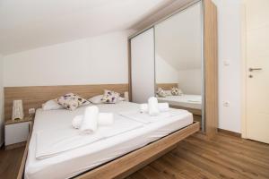 Postel nebo postele na pokoji v ubytování Apartments Luka i Toni