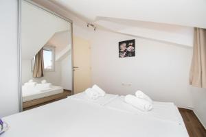 Postel nebo postele na pokoji v ubytování Apartments Luka i Toni