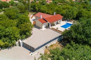 una vista aérea de una casa con piscina en Villa Una en Krk