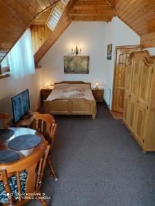 een slaapkamer met een bed en een tafel in een kamer bij Garsoniera Mikha in Sinaia