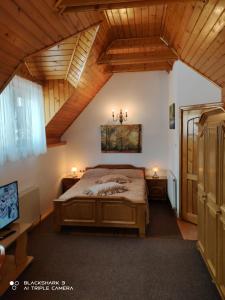 een slaapkamer met een groot bed en een houten plafond bij Garsoniera Mikha in Sinaia