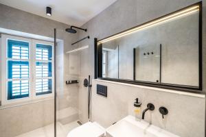 Koupelna v ubytování Agape Suite Old Town-Luxury Two Bedroom Apartment