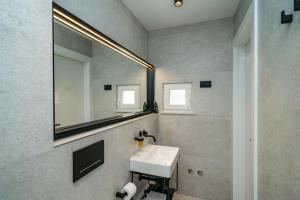 Koupelna v ubytování Agape Suite Old Town-Luxury Two Bedroom Apartment