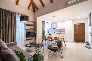 Kuchyň nebo kuchyňský kout v ubytování Agape Suite Old Town-Luxury Two Bedroom Apartment